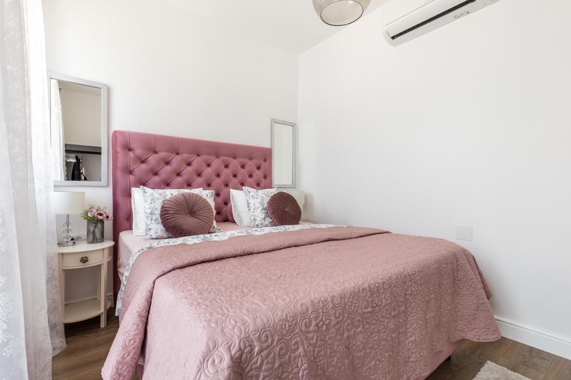 Romantic With Balcony Apartment