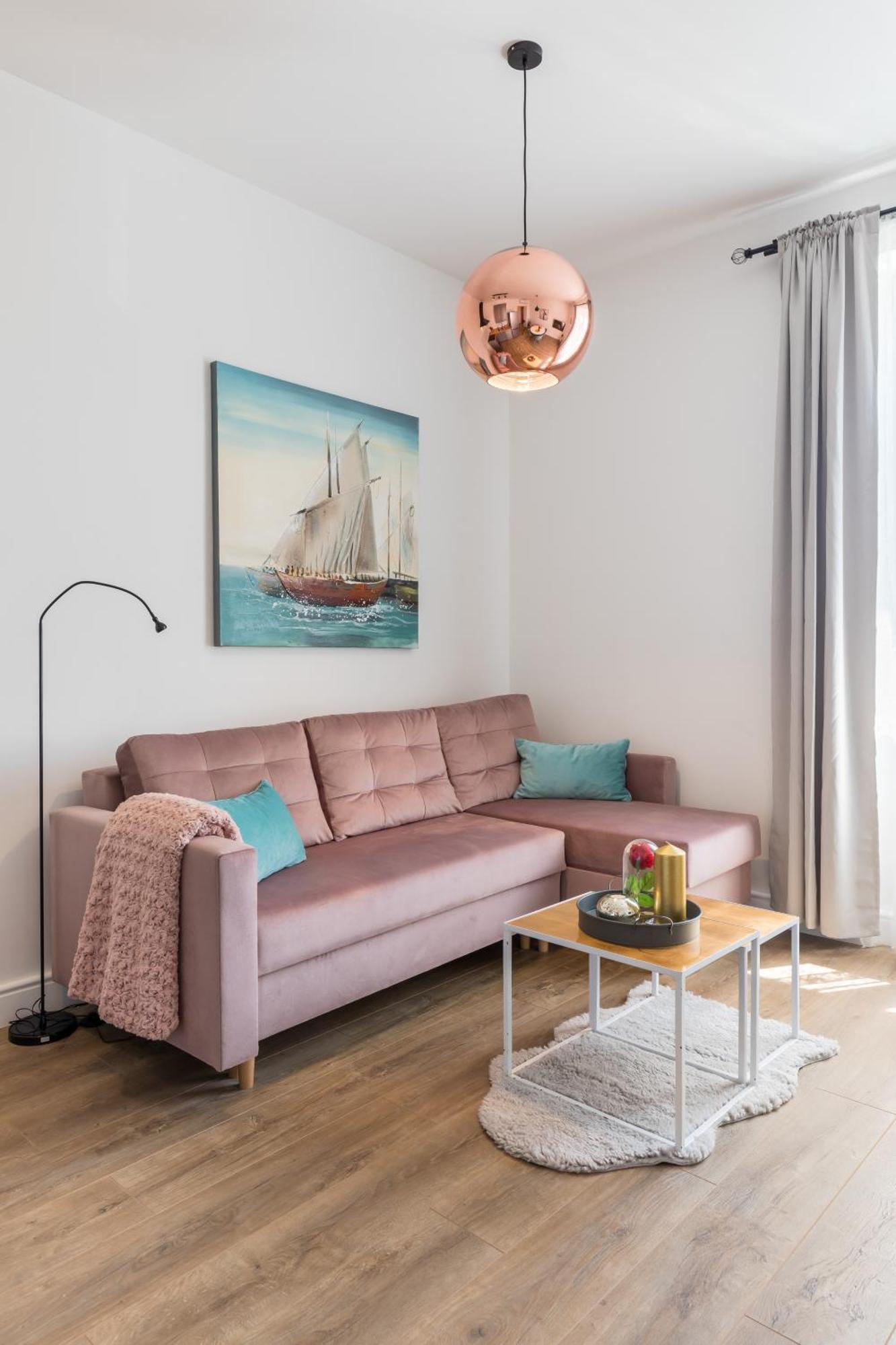 Romantic With Balcony Apartment *